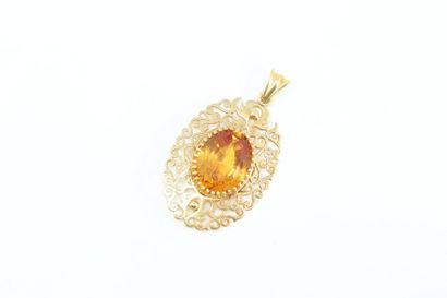 null 18k (750) yellow gold openwork pendant with an orange synthetic sapphire. 

Gross...