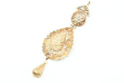 null Important pendentif ajouré en or jaune 18k (750) orné de diamants taillés en...