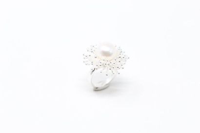 null Silver ring set with a pearl in an entourage of pistils.

Finger turn: 54 -...