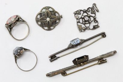 null Lot of costume jewellery in metal and silver. 

Gross weight: 24.18 g. 