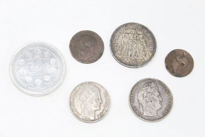 null Set of French silver coins; 

Weight: 74.07 g. 

A token and two old bronze...