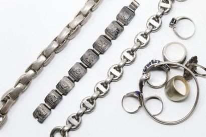 null Lot de bijoux en argent et métal comprenant bagues et bracelets. 

Poids brut...