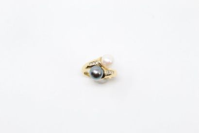 null Ring Toi&Moi in 18k (750) yellow gold, decorated with two cultured pearls, one...