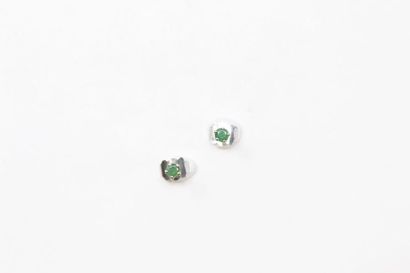 null Pair of 18k (750) white gold ear studs each decorated with a round emerald....