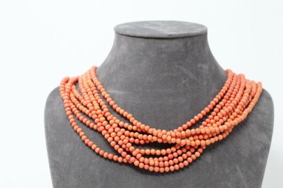 null Necklace eight rows of imitation coral beads. Golden metal clasp. 

Neck size...