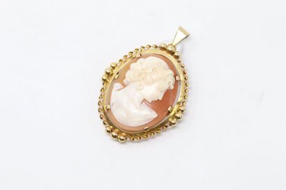 null 18k (750) yellow gold brooch/pendant with a lady's profile cameo. 

Gross weight:...
