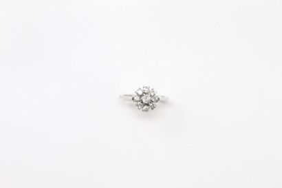 null Bague fleur en or gris 18k (750) ornée en son centre d'un diamant d'env. 0.18...