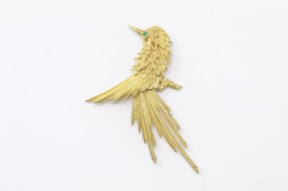 null 18k (750) yellow gold brooch featuring a bird on a chased and matified branch,...