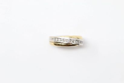 null Bague en or jaune et gris 18K (750) coupée d'une ligne sertie de diamants taillés...