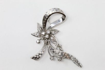 null 18K (750) white gold guilloché ribbon bow brooch, the stylized link of a flower...