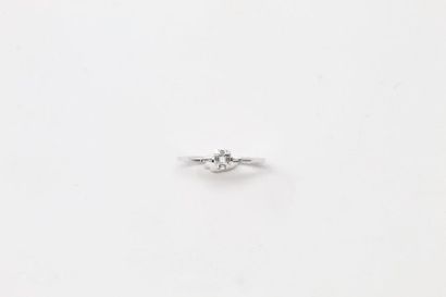 null 18k (750) white gold ring set with baguette-cut and round diamonds forming an...