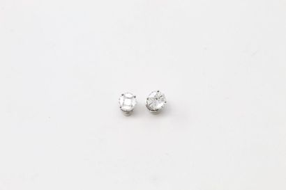 null Pair of 18k (750) white gold ear studs with round and shuttle diamonds

Gross...