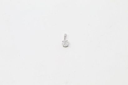 null 18k (750) white gold pendant set with small diamonds.

Gross weight: 0.58 g