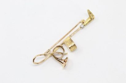 null 18k (750) yellow gold brooch set with diamonds stylizing a hunting horn. 

Top....