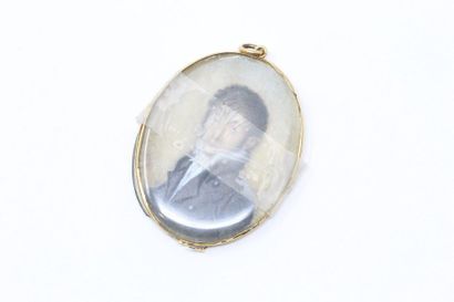 null Miniature on ivory representing a young man. Set in 18k (750) yellow gold. 

(Accidents...