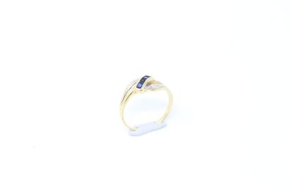 null 18k (750) yellow and white gold ring with four calibrated sapphires in its centre.

Finger...