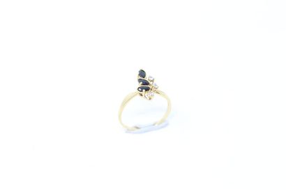 null 18k (750) yellow gold ring set with three shuttle sapphires supported by three...