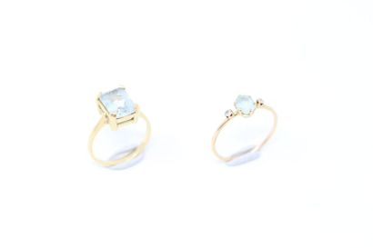 null Two 18k (750) yellow gold rings decorated with aquamarine, one with a rectangular...