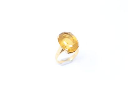 null 18k (750) yellow gold ring with an oval citrine.

Finger size : 54 - Gross weight...