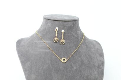 null Gilded metal set consisting of a necklace adorned with a round pendant paved...