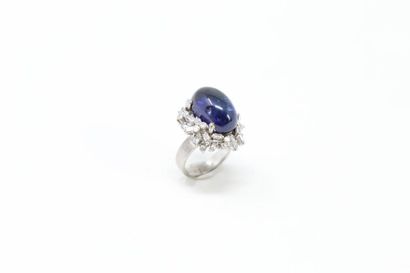 null 9k (375) white gold ring set with a cabochon sapphire (grit) in a baguette or...