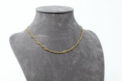 null Necklace in 18k (750) yellow gold with filigree shuttle link. 

Neck size: 44...