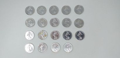 null Lot de 19 pièces en argent de 5 francs Semeuse. 

Poids : 144 g. 