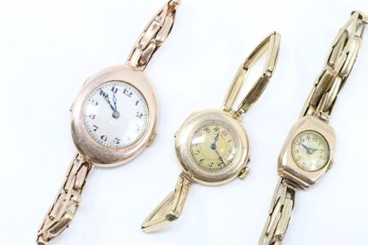 null Lot of three ladies' wristwatches in yellow gold, two of them in 9k (375), the...