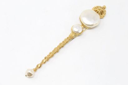 null Long baroque brooch or stole pin in gilded metal.

Length : 14.80 cm.