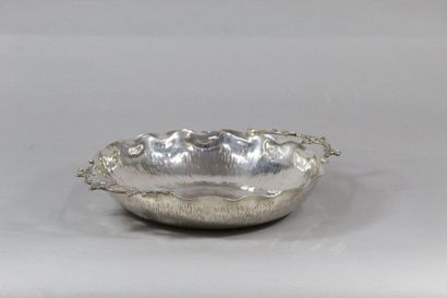 null Round bowl in hammered silver metal, the handles formed of windings and foliage....