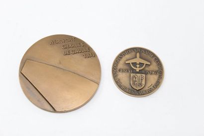 null 2 médailles en bronze.

AEROPORT CHARLES DE GAULLE 1974. Sbd. : Gilioli. 

Diam....
