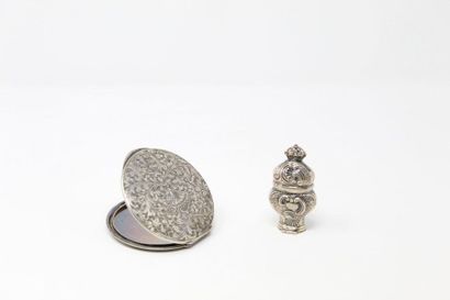 null Pill box with secret compartment with Rocaille decoration, the grip of the lid...