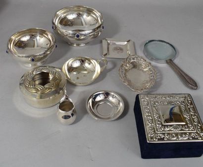 null Lot of silverware comprising : 

- two silver cups on pedestal, decorated with...