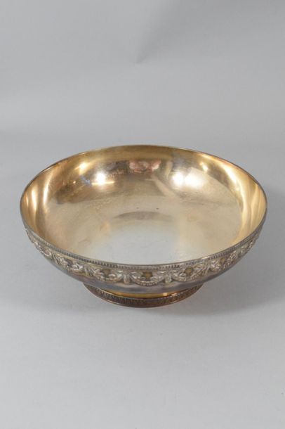 null Fruit bowl on a silvery metal pedestal, decorated with a frieze of garlands...