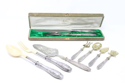 null Lot of silverware comprising : 

- a service to be cut, silver handles stuffed....