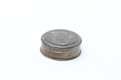 null Round silver pill box with guilloché decoration. 

Diameter: 58 mm. - Weight...