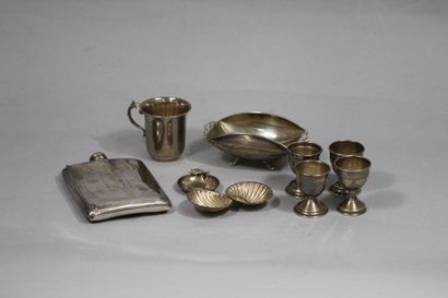 null Silver lot: 

- 4 silver egg cups - of which only two are stamped in silver...