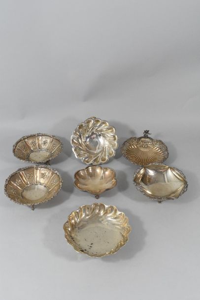 null Set of 7 silver/silver metal cups:

-drop-dish decorated with "CHOISSIN" or...