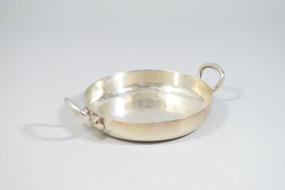 null Small dish with two handles in silvery metal. 

German work of the 20th century.

By...