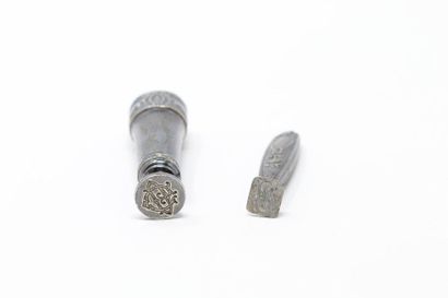 null Two seals to be sealed in silver plated metal, one with Louis XV style decoration...