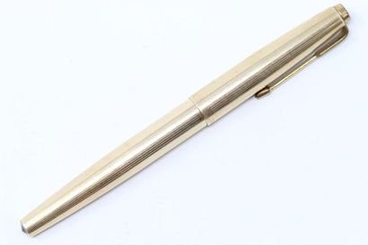 PARKER PARKER 

Gold plated metal fountain pen. Fountain pen in 18k (750) yellow...