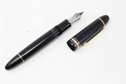 MONTBLANC MONTBLANC 

Feather style model "Meisterstuck n°149". The nib is made of...