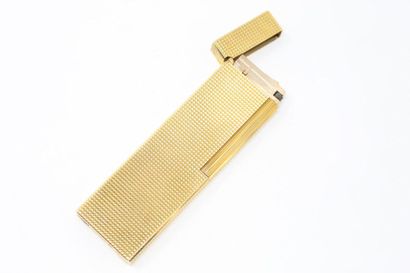 S.T. DUPONT S.T.DUPONT

Table lighter in gold metal with diamond tip. 

Signed S.T.DUPONT...