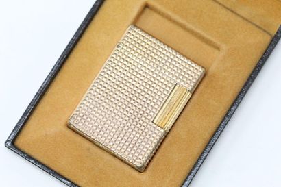 S.T. DUPONT S.T.DUPONT 

Lighter in gold metal with diamond tip. 

In a box of the...