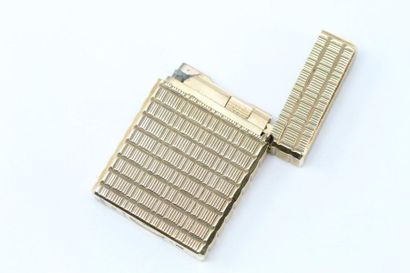 S.T. DUPONT S.T.DUPONT 

Lighter in chiselled gold metal 

Dim. 4.6 x 3.5 x 1.3 cm....