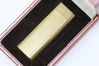 CARTIER CARTIER

Lighter in gold metal. 

In its case. 

Dim. 7 x 2.5 x 1.2 cm. 
