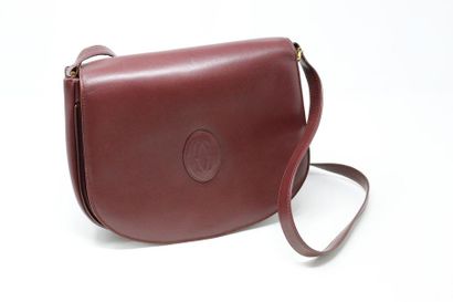 CARTIER CARTIER (Must de)

Shoulder bag in burgundy leather, the flap marked "CC"...