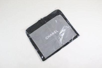 CHANEL CHANEL

Clothes cover in blister pack. 