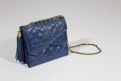 CHANEL CHANEL 

Small bag in blue lizard with asymmetrical flap, worn on the shoulder...