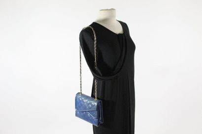 CHANEL CHANEL 

Small bag in blue lizard with asymmetrical flap, worn on the shoulder...